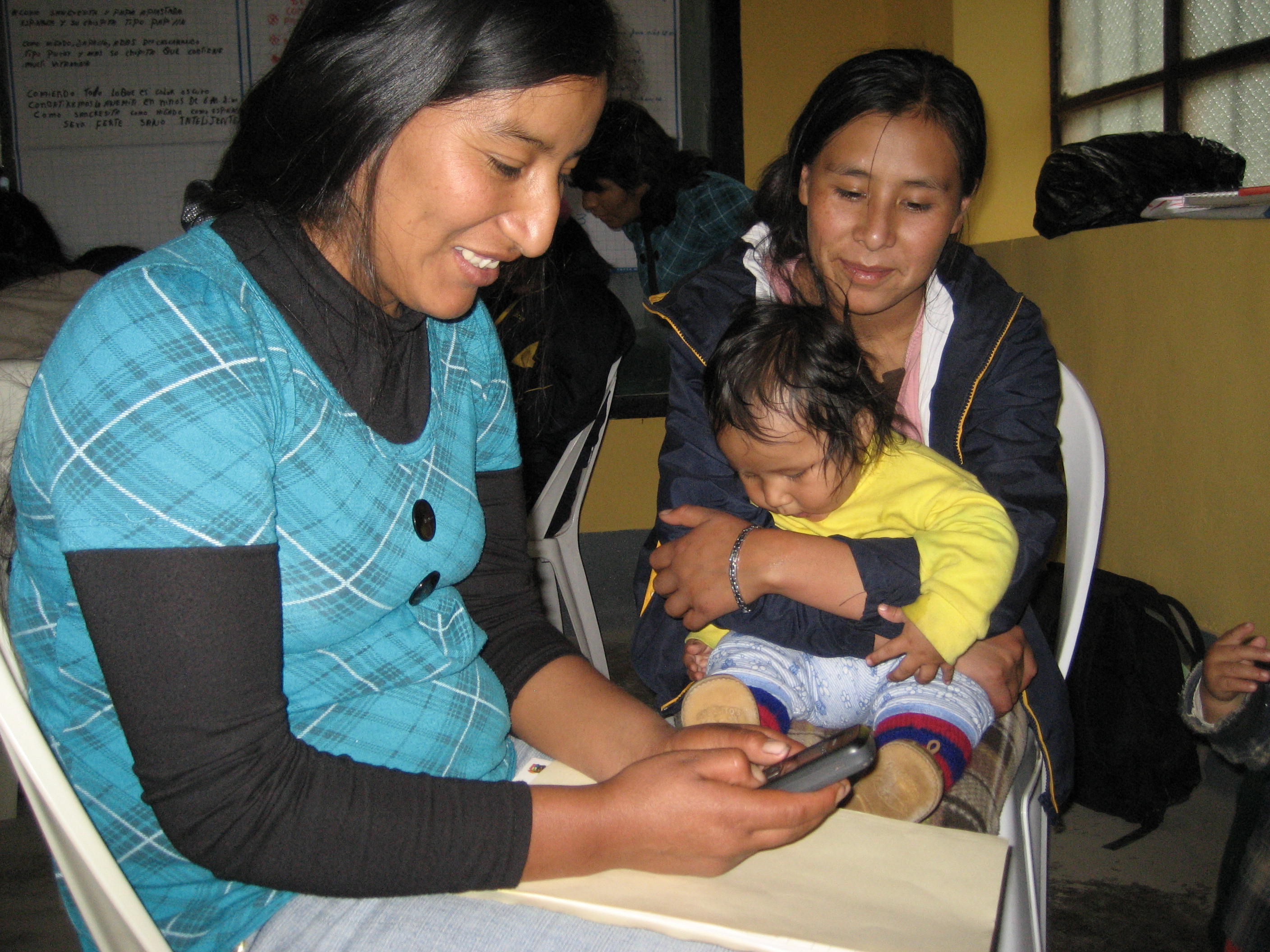 Community health agents receiving health information by SMS during training in Huari, Ancash